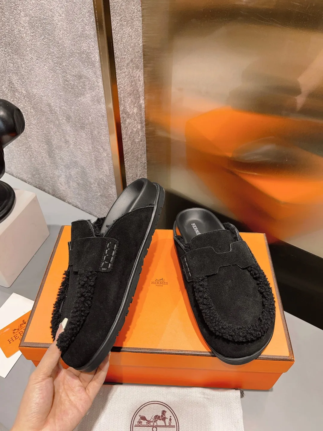 [H Family Hermès] P: 520💰 Size: Male 39-44 (45 customized) Female 35-40 (41 customized) HERMES Hermès top luxury version HERMES Hermès cute half-drag.  Jindian’s family language design! It looks good no matter how you match it! Casual and high-end feeling. The comfort is also great. Paired with various colorful socks, it gives a trendy and high-end feeling. The top version of real wool is high quality. ●Upper: imported cow suede. ●Inner: imported sheepskin. ●Foot pads: imported mixed sheepskin.